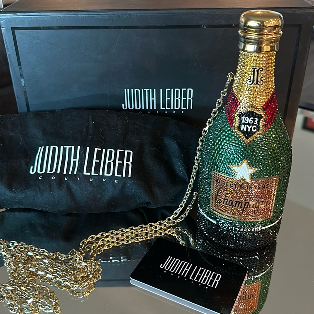 Exquisite Judith Leiber Champagne Bottle Crystal clutch ❣️🍾